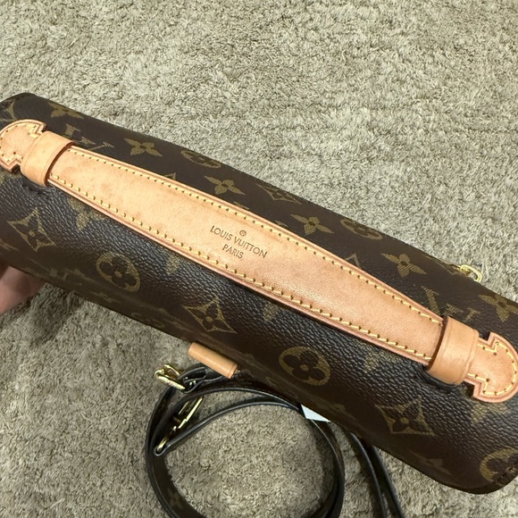 Louis Vuitton Brown Monogram Crossbody Bag with Gold Hardware - Picture 4 of 8